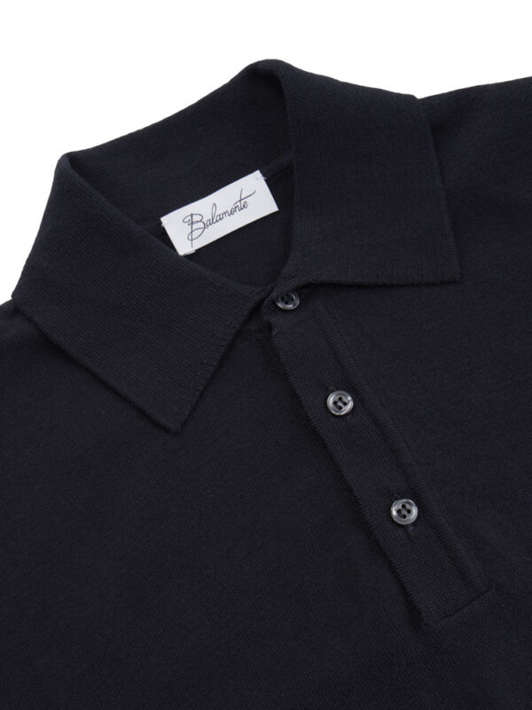 Detal kołnierzyka i guzików granatowej koszulki polo Balamonte.