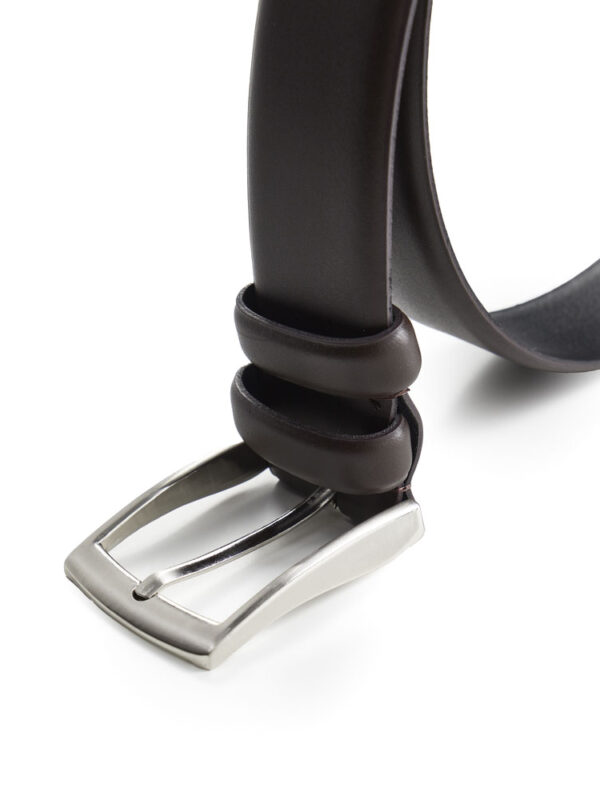 Zbliżenie na klamrę i przeszycia brązowego paska skórzanego