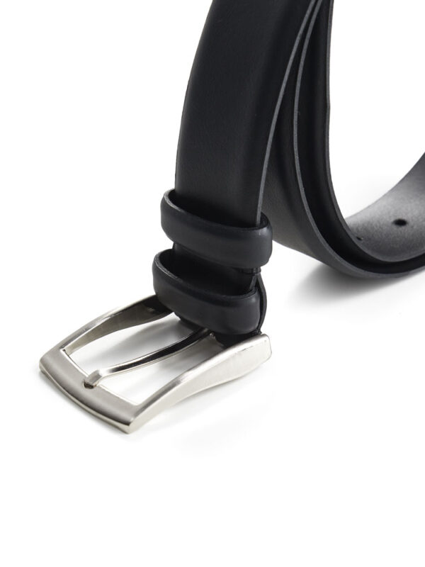 Czarny pasek skórzany zwinięty w rulon z widoczną klamrą