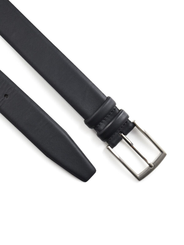 Czarny pasek skórzany z prostą, srebrną klamrą – widok z przodu
