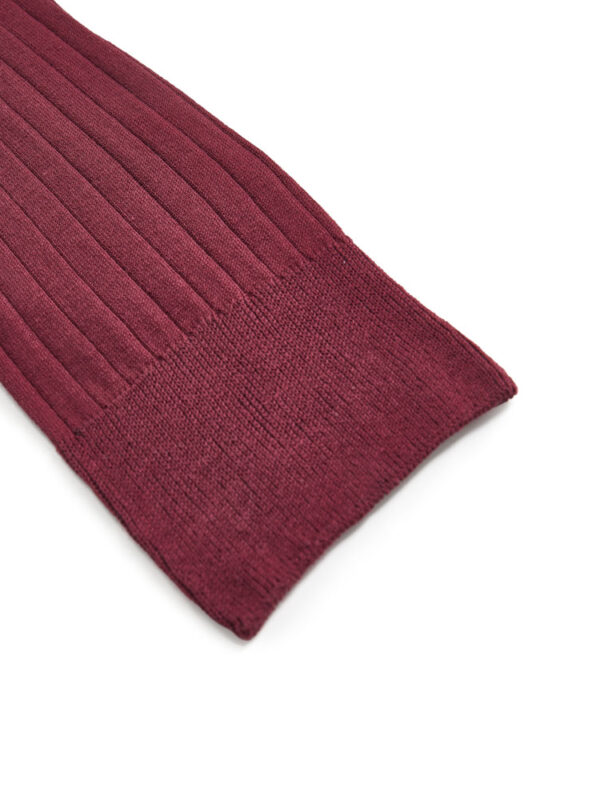 Czerwone skarpety Pedemeia — detal ściągacza