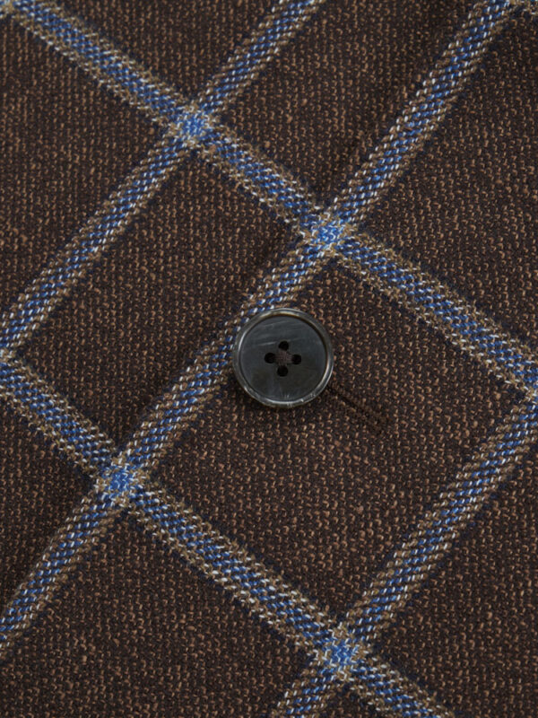Brązowa marynarka w kratę Balamonte – detal guzika na przodzie, widoczna faktura wełny i wyraźne kontrastowe przeszycia