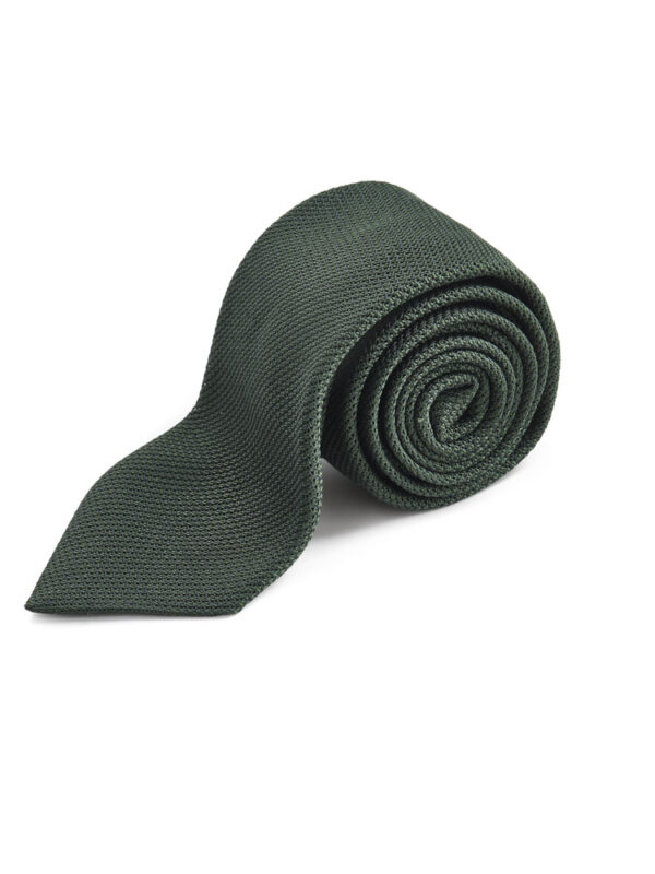 zielony krawat Balamonte – zwinięty w rulon ukazuje gęsto tkany splot grenadyny, naturalny beżowy odcień