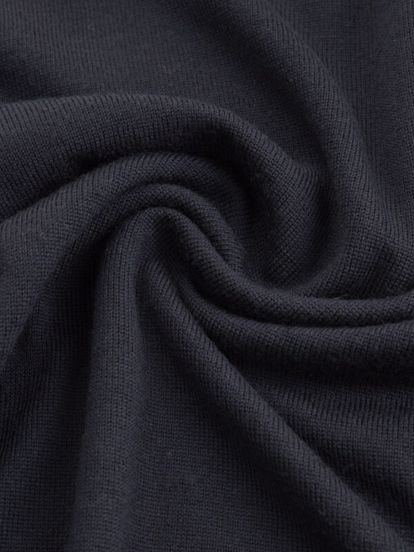 Granatowy golf Balamonte – zbliżenie na dzianinę wełnianą, miękka i przyjemna w dotyku