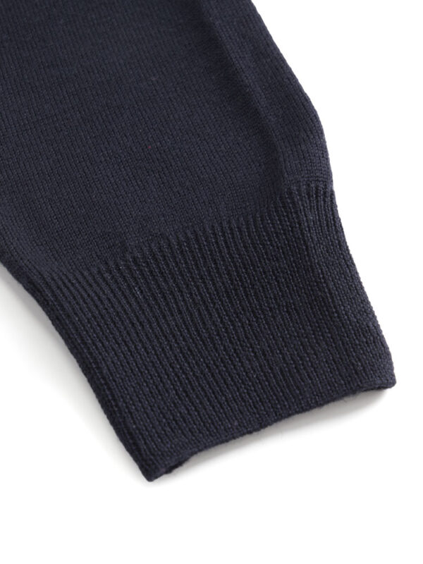 Granatowy golf Balamonte – ściągacz rękawa w drobnym prążku, mocno spleciona wełna