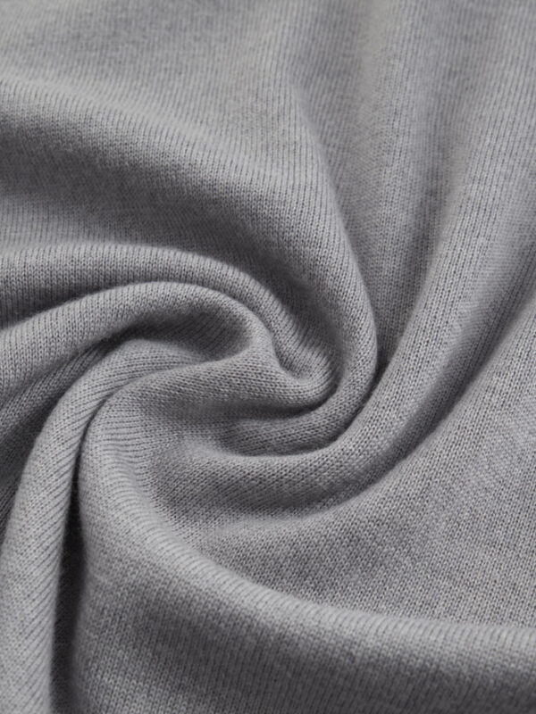 Szary golf Balamonte – struktura przędzy w zbliżeniu, widoczna miękkość i sprężystość tkaniny
