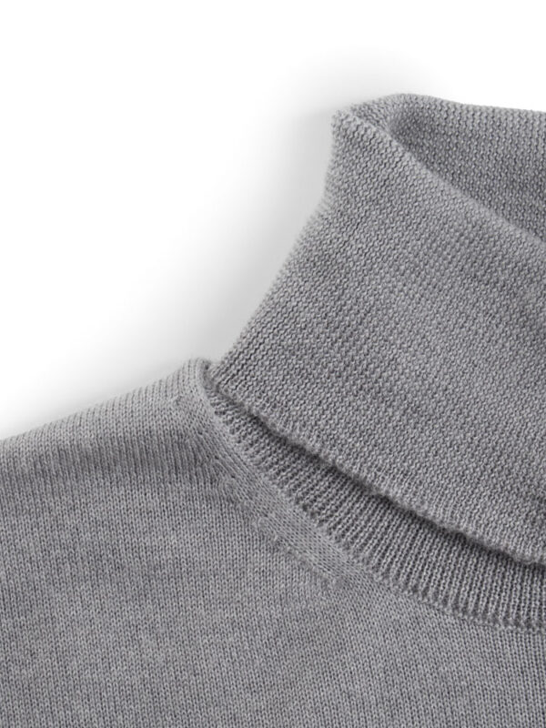 Szary golf Balamonte – zbliżenie na wywinięty golf, miękka, elastyczna dzianina