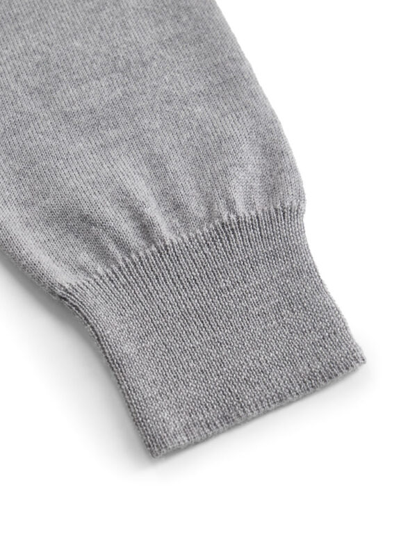 Szary golf Balamonte – zbliżenie na mankiet z delikatnym ściągaczem, drobny splot dzianiny