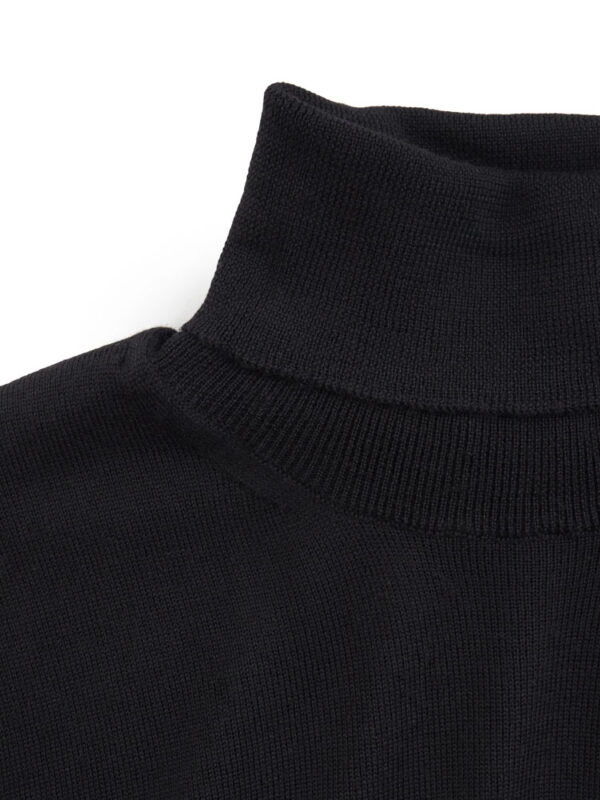 Czarny golf Balamonte – wywinięty kołnierz z prążkowanym wykończeniem, miękka dzianina przy szyi