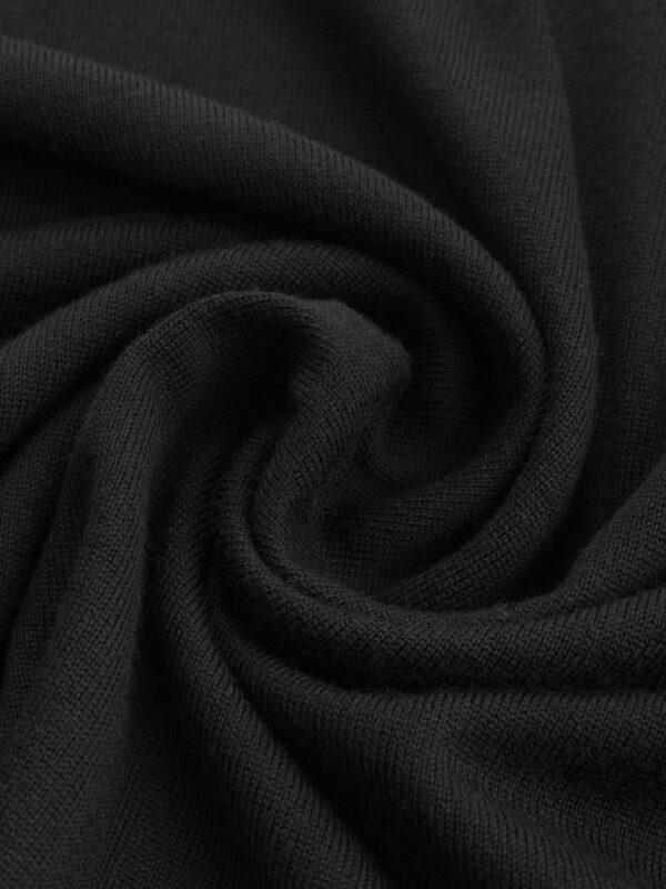 Czarny golf Balamonte – zbliżenie na splot wełny merino, miękki, gładki i sprężysty