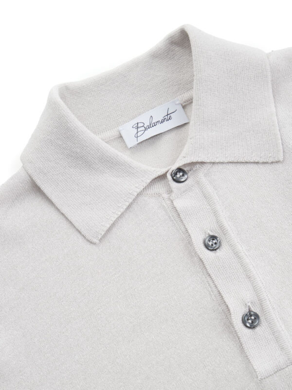 Detal kołnierzyka i guzików szarej koszulki polo Balamonte.