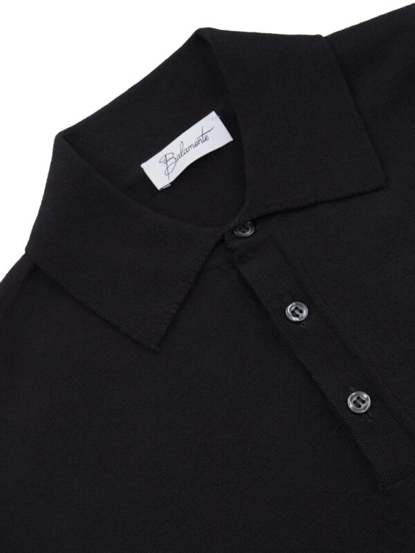 Detal kołnierzyka i guzików czarnej koszulki polo Balamonte.