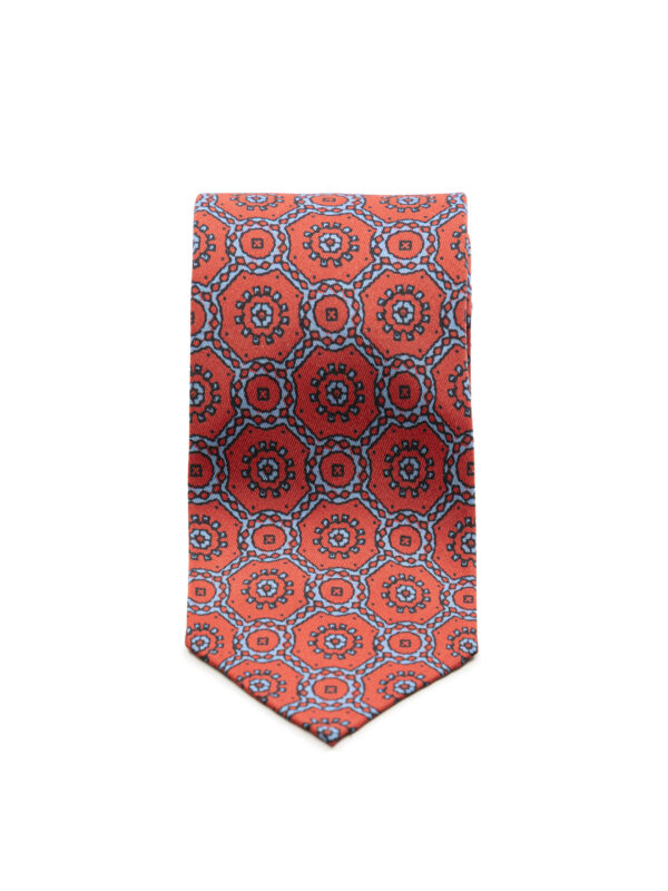 Czerwony krawat Macclesfield Balamonte – zwinięty krawat z wyraźną fakturą i klasycznym zakończeniem