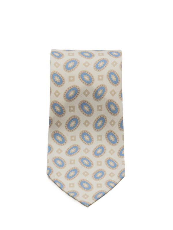 Beżowo – niebieski krawat Macclesfield Balamonte – zwinięty krawat z wyraźną fakturą i klasycznym zakończeniem