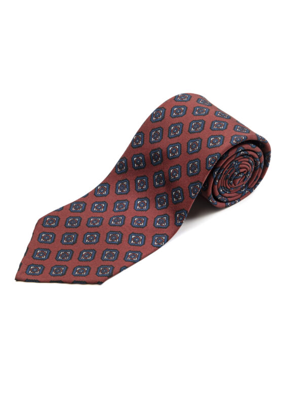 Bordowo – granatowy krawat Macclesfield Balamonte – widok złożonego krawata w eleganckim splocie grenadyny lub wzorze Macclesfield