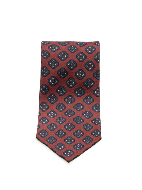 Bordowo – granatowy krawat Macclesfield Balamonte – zwinięty krawat z wyraźną fakturą i klasycznym zakończeniem