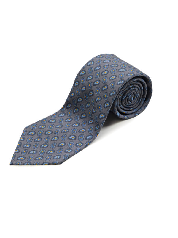 Stalowy krawat Macclesfield Balamonte – widok złożonego krawata w eleganckim splocie grenadyny lub wzorze Macclesfield