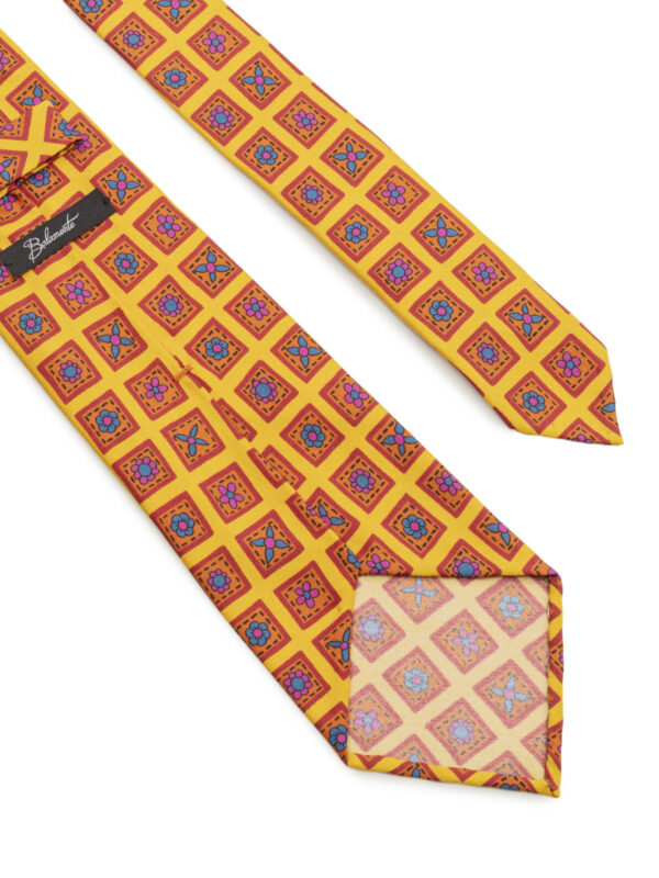 Żółto – czerwony krawat Macclesfield Balamonte – detal tkaniny podkreślający strukturę i jakość materiału