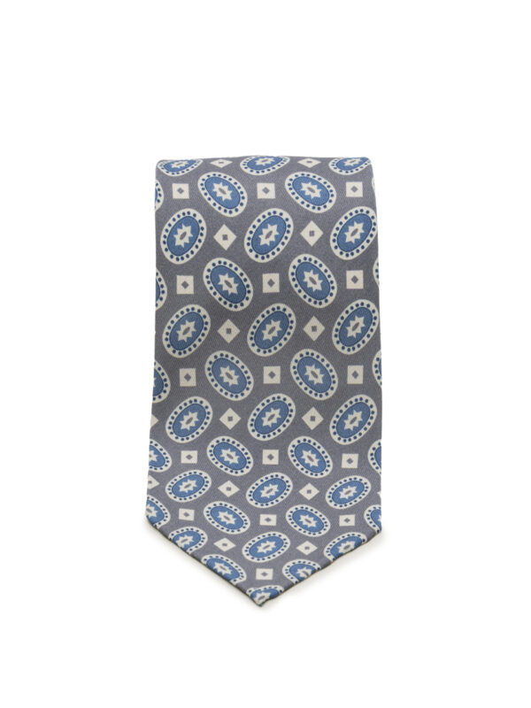 Szary krawat z przodu, ozdobiony niebiesko-białym geometrycznym wzorem w stylu retro, z owalnymi i rombowymi motywami.