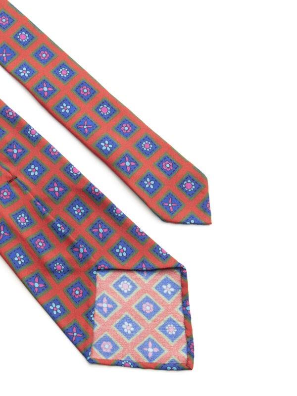 Czerwono – niebieski krawat Macclesfield Balamonte – detal tkaniny podkreślający strukturę i jakość materiału