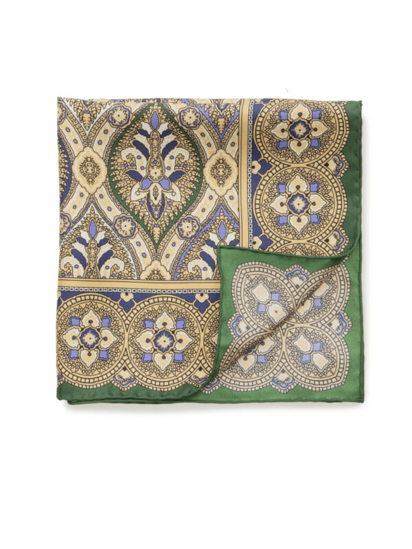 Zbliżenie na jedwabną poszetkę z detalami w kolorze złota, granatu i zieleni – wyrafinowany dodatek do garnituru.