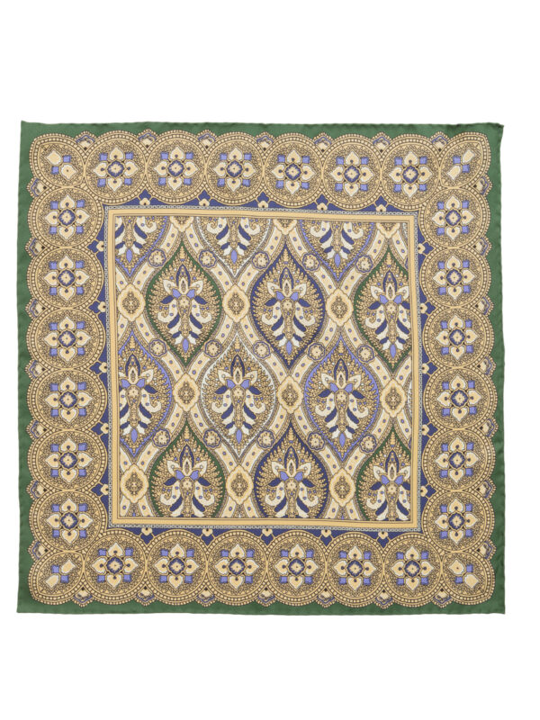 Rozłożona złota poszetka z kwiatowym motywem w stylu Macclesfield – elegancja do formalnych stylizacji.