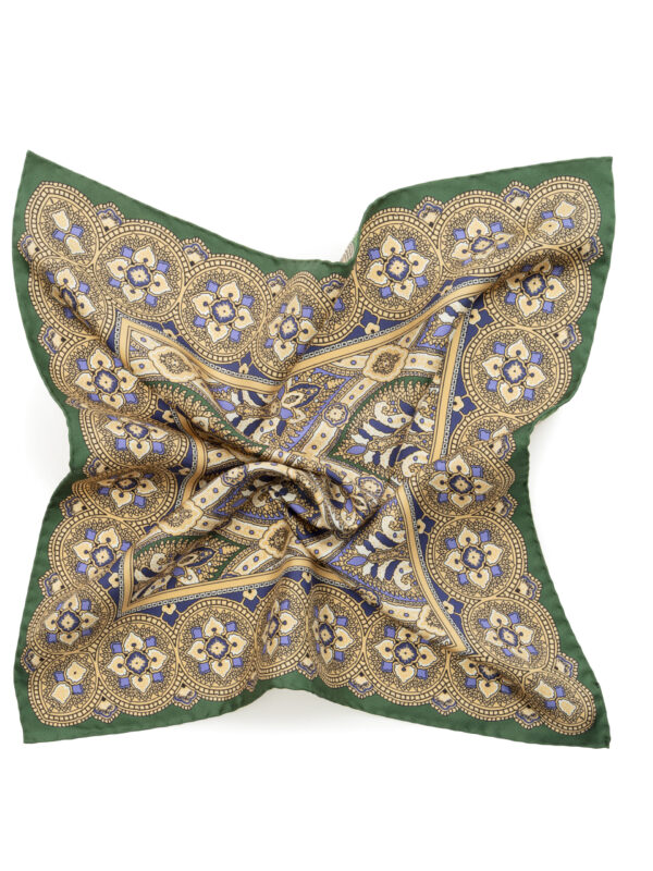 Złota poszetka Macclesfield z zieloną ramką i wzorem paisley – klasyczne uzupełnienie granatowego garnituru MONACO