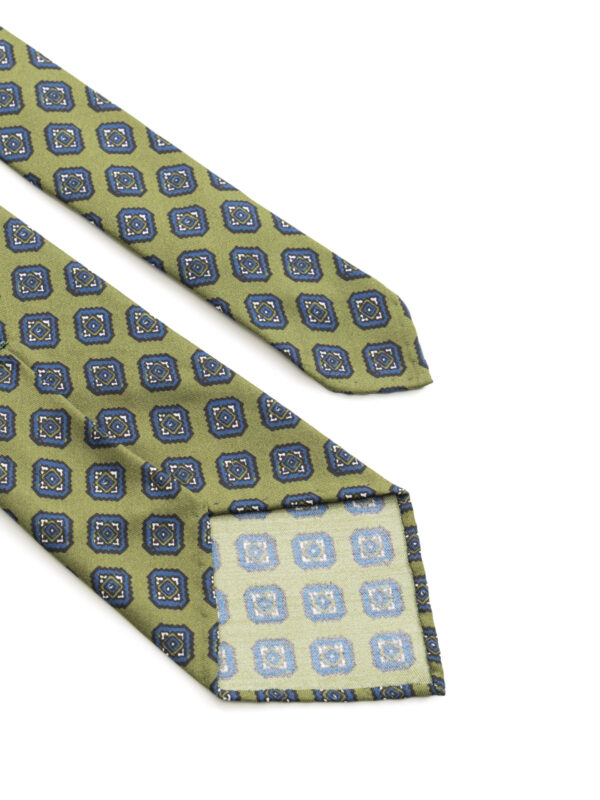 Zielono – granatowy krawat Macclesfield Balamonte – detal tkaniny podkreślający strukturę i jakość materiału