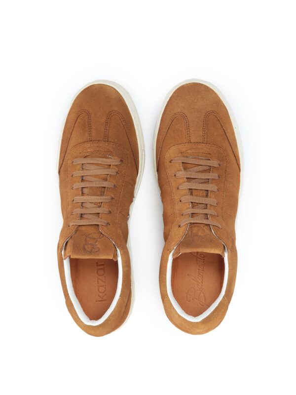 Widok z góry na parę brązowych sneakersów INFORMALE z białymi detalami i sznurówkami w kolorze brązowym.