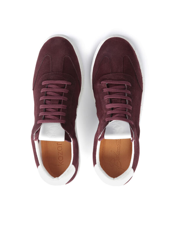 Bordowe zamszowe sneakersy INFORMALE widziane z góry, sznurowadła i detale cholewki