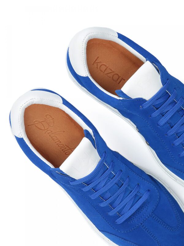 sneakersy INFORMALE – widok z góry na wnętrze butów z logo Kazar i Balamonte.