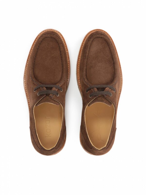 Brązowe półbuty SEMPLICE widok z góry na całą parę butów – zamszowe buty z przeszyciem