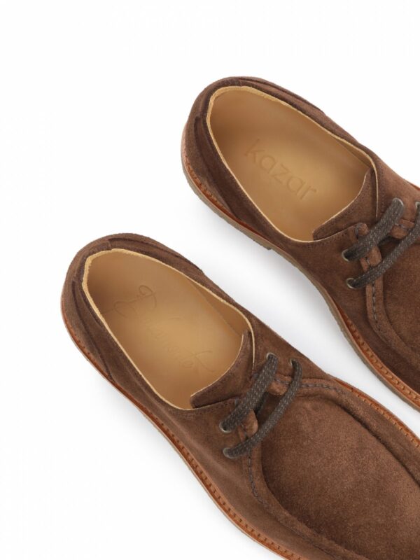 Brązowe półbuty SEMPLICE widok z góry na wnętrze butów z logo Kazar i Balamonte