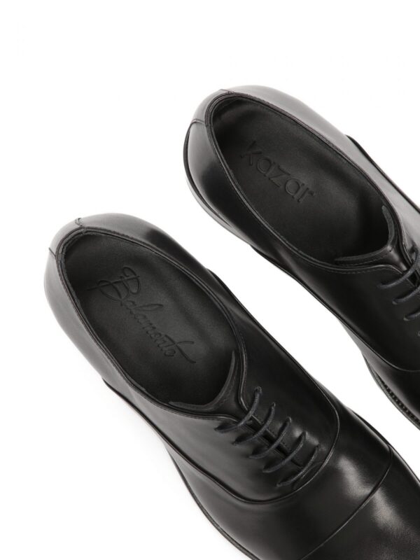 Czarne półbuty FESTIVO, widok z góry na wnętrze butów z tłoczonymi logotypami Kazar i Balmonte.
