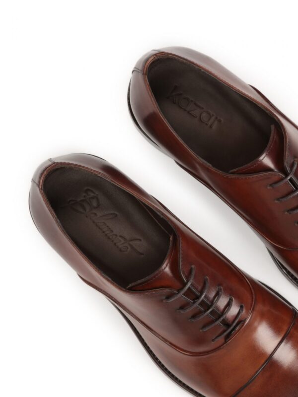 Wnętrze brązowych półbutów FESTIVO – widoczne logo Balamonte i Kazar na skórzanej wyściółce.