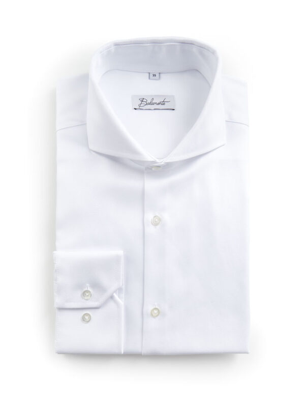 Biała koszula męska Balamonte starannie złożona z widocznym logo.