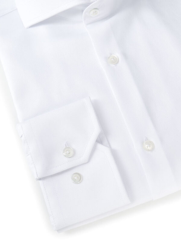 Zbliżenie na biały mankiet koszuli męskiej Balamonte z guzikami.