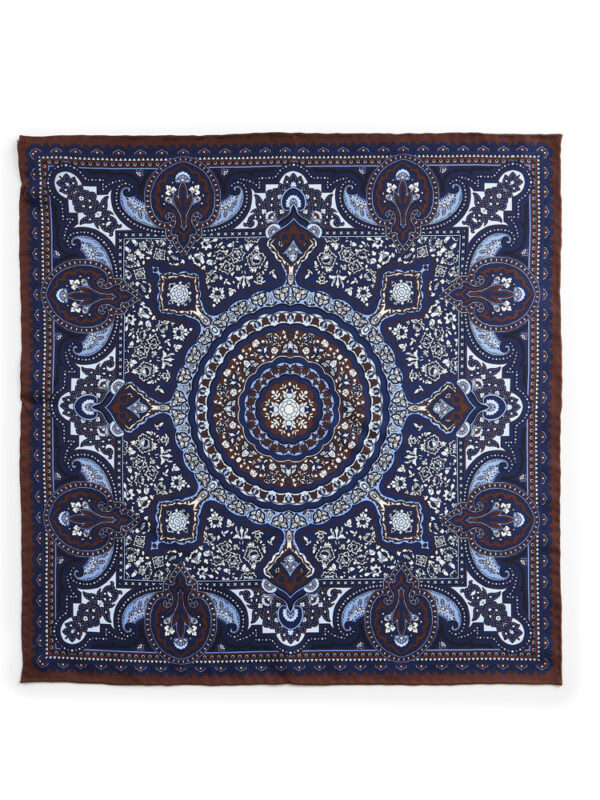 Jedwabna poszetka w granatowo-brązowy wzór paisley, rozłożona na płasko