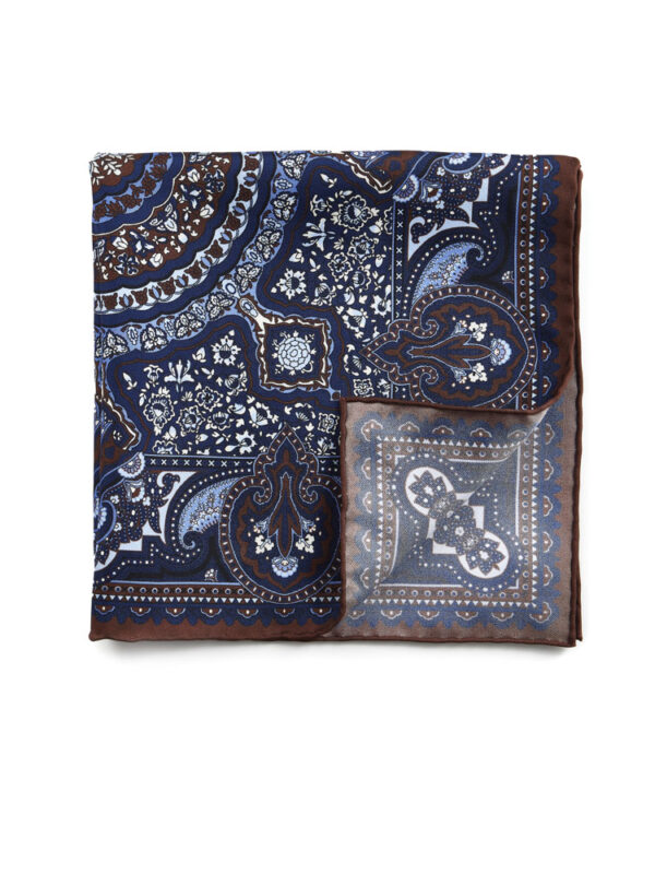 Złożona poszetka w granatowo-brązowy wzór paisley, widok z przodu