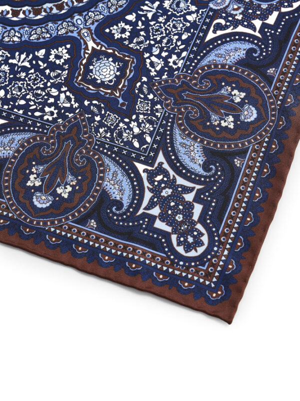Poszetka z jedwabiu w granatowo-brązowy wzór paisley, detal krawędzi