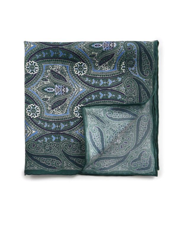 Zielona poszetka Macclesfield z lekko odwiniętym rogiem – pokazanie podszewki