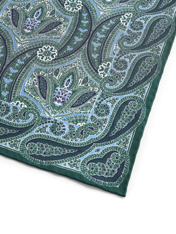 Zbliżenie na róg zielonej poszetki Macclesfield z widocznym paisleyowym wzorem