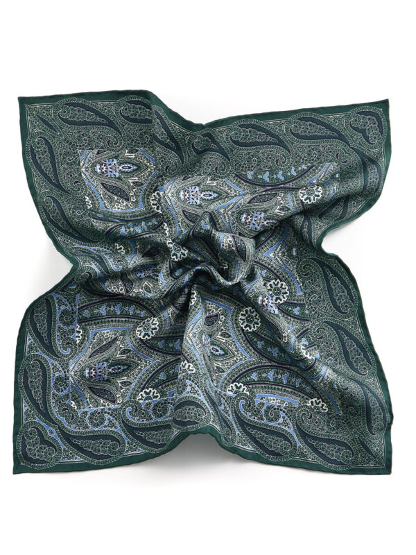 Zielona poszetka Macclesfield ułożona w artystyczny sposób – widok z góry