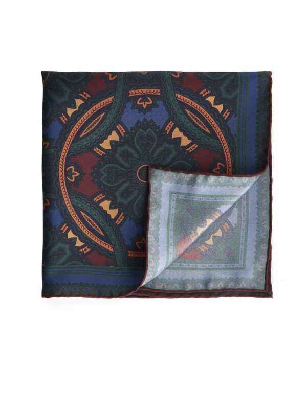 Niebiesko-zielona poszetka Macclesfield złożona z widocznym rogiem wnętrza materiału