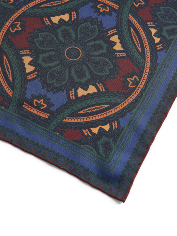 Zbliżenie na wzór i brzegi niebiesko-zielonej poszetki Macclesfield