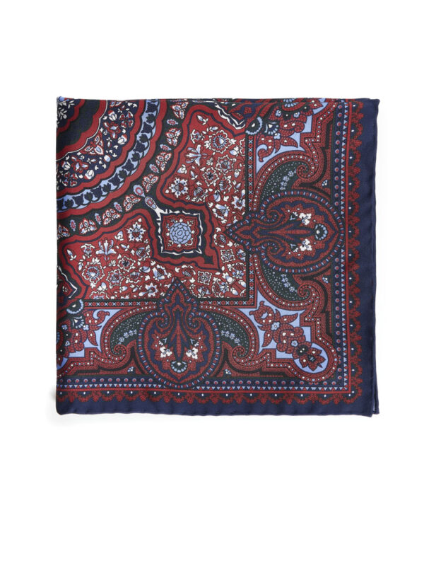 Bordowa poszetka Macclesfield Balamonte starannie złożona, widoczny orientalny wzór paisley w granatowo-czerwonej tonacji