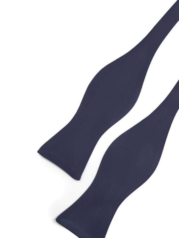 Granatowa mucha z jedwabiu