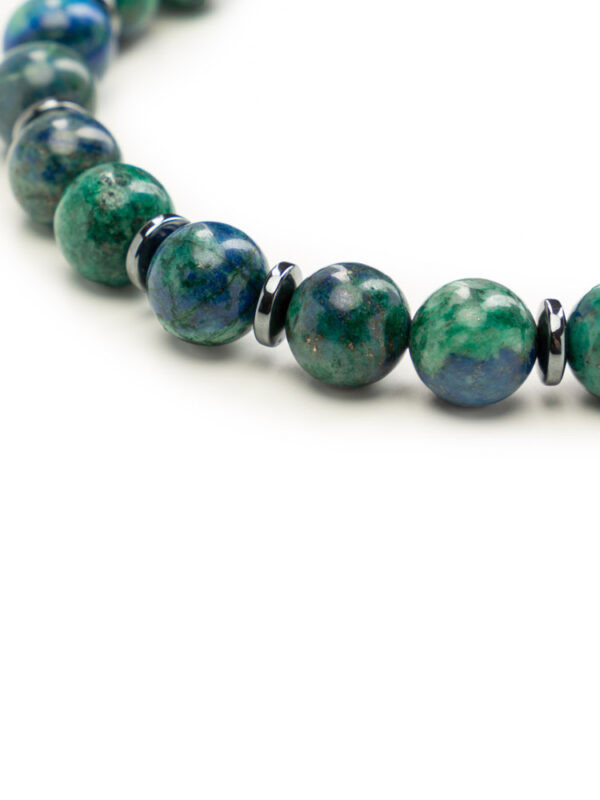 Zbliżenie na kamienie bransoletki z chryzokoli Balamonte – naturalna mieszanka zieleni, turkusu i granatu z delikatnym połyskiem