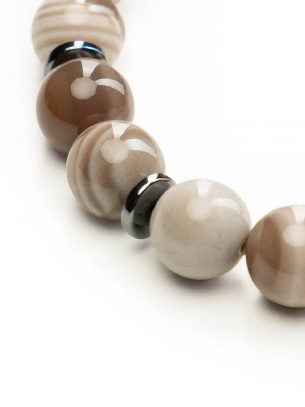 Zbliżenie na kamienie bransoletki z krzemienia pasiastego Balamonte – subtelne pasy w odcieniach kremowym, piaskowym i kawowym