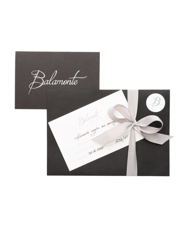 Voucher Balamonte z kartą koszuli szytej na miarę na tle czarnej koperty z logo i kokardą.